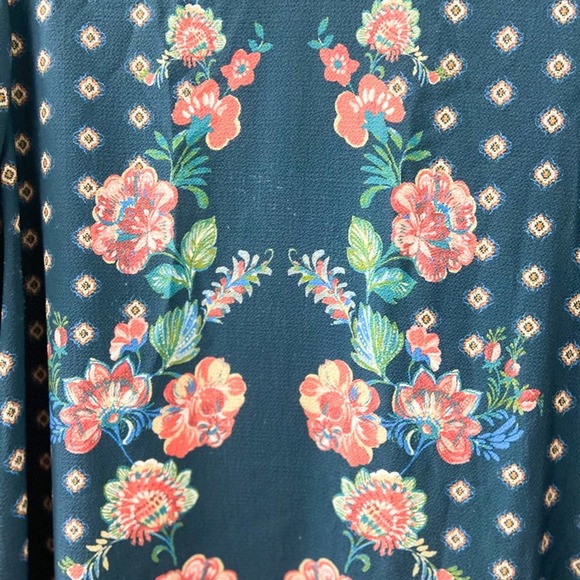 floral printed, turtleneck style top - Picture 3 of 9